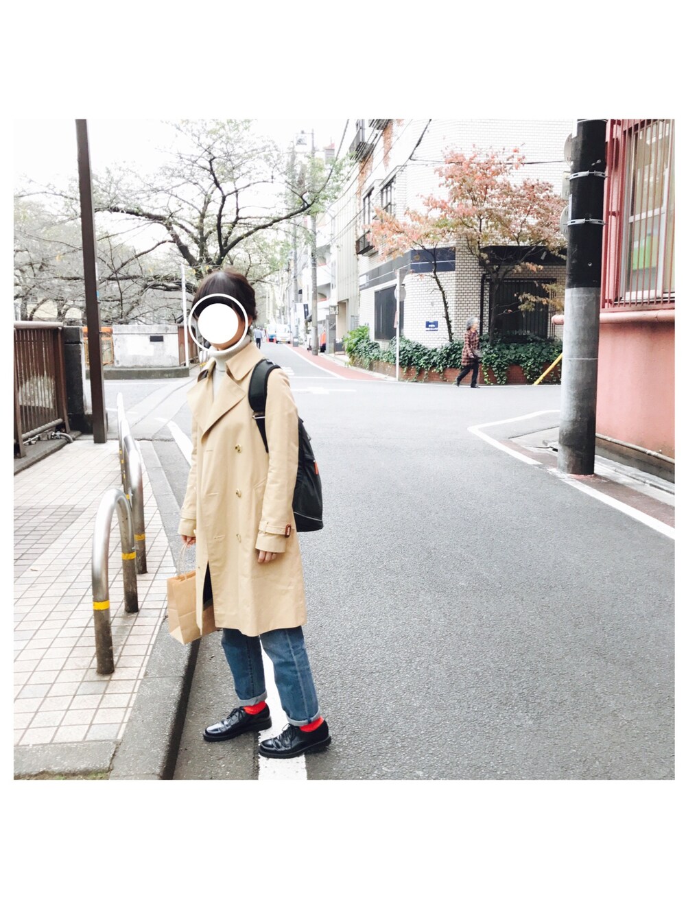 「休日スタイル、シンプル、UNIQLO、トレンチコート、デニム、赤ソックス、タートルネック、革靴、marimekko、リュック」｜「BEAUTY&YOUTH UNITED ARROWSのBM 60/2 REG TRC（トレンチコート）」を使った、__ri__ka__さん（レディース・153cm）の秋コーディネートの1枚目の写真