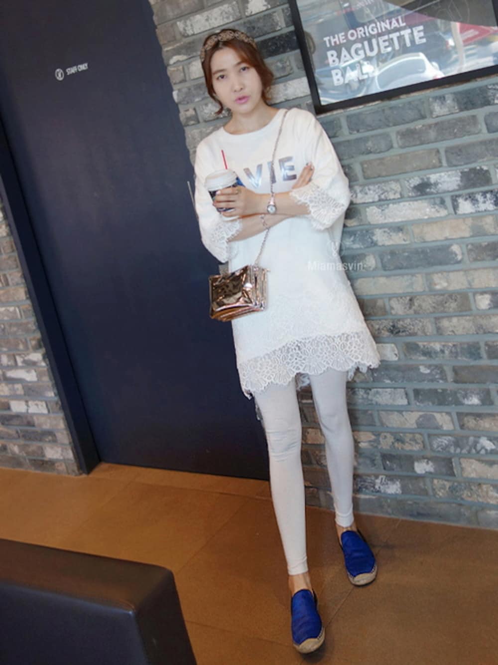 ホワイト系のTシャツ/カットソー、ブルー系のスニーカーを着用したレディースの春コーディネートの1枚目の写真