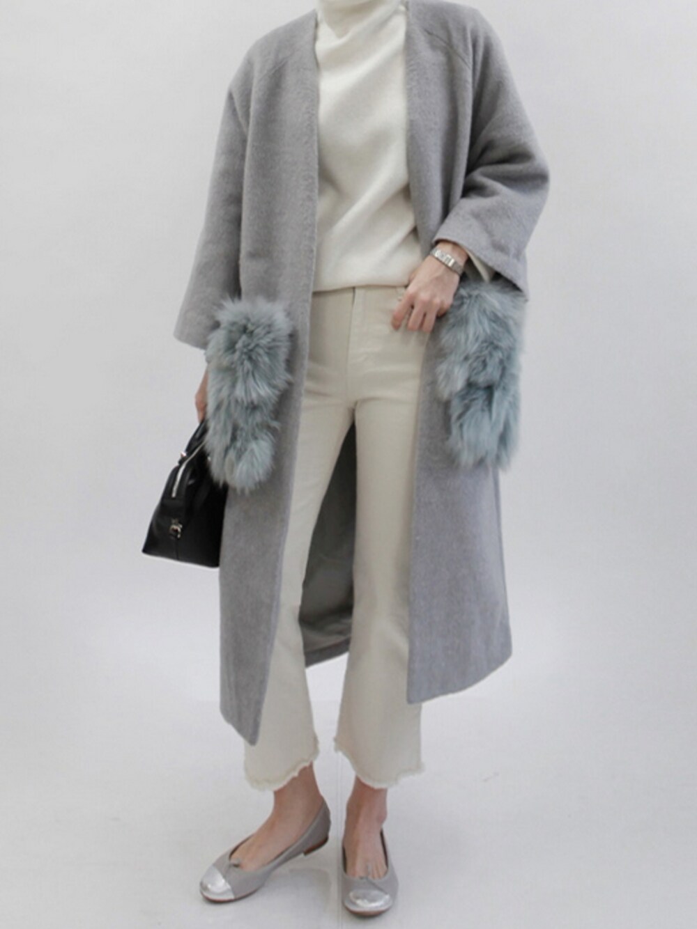 グレー系のノーカラージャケットを着用したレディースの冬コーディネートの1枚目の写真