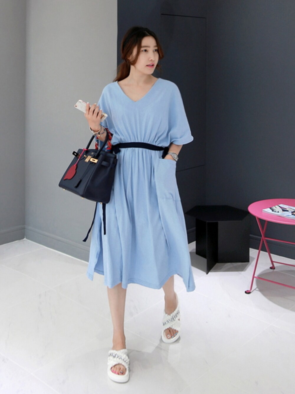 ブルー系のその他、シルバー系のその他、ホワイト系のその他を着用したレディースの夏コーディネートの1枚目の写真