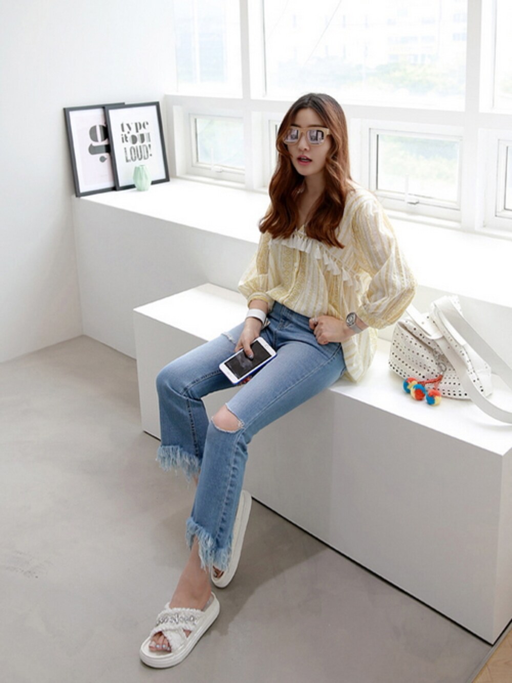 イエロー系のシャツ/ブラウス、ブルー系のデニムパンツ、ホワイト系のサンダルを着用したレディースの夏コーディネートの1枚目の写真