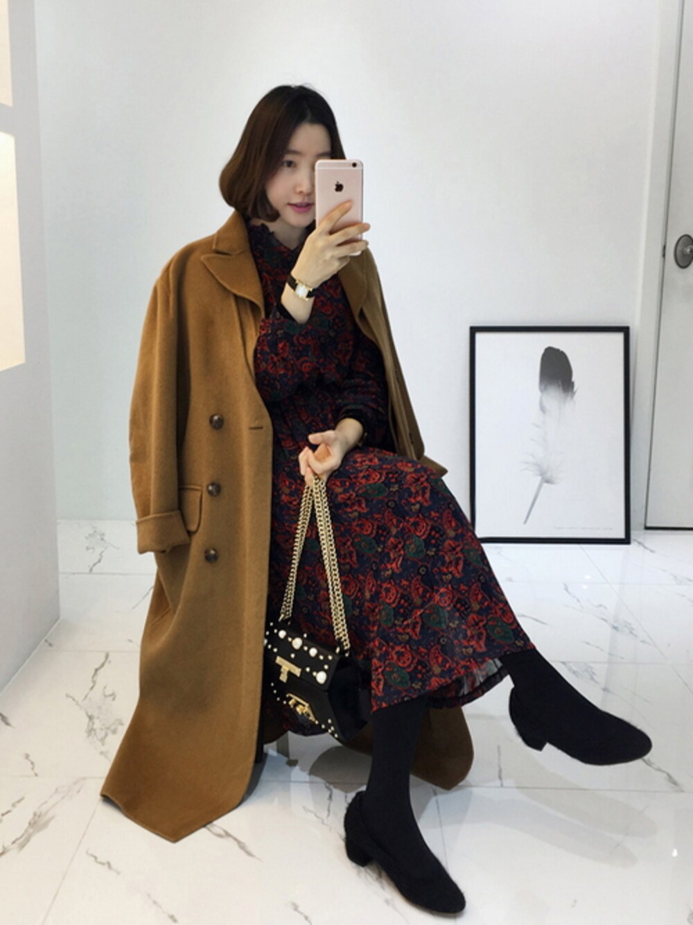 ブラウン系のジャケット/アウター、レッド系のその他、パープル系のその他を着用したレディースの冬コーディネートの1枚目の写真