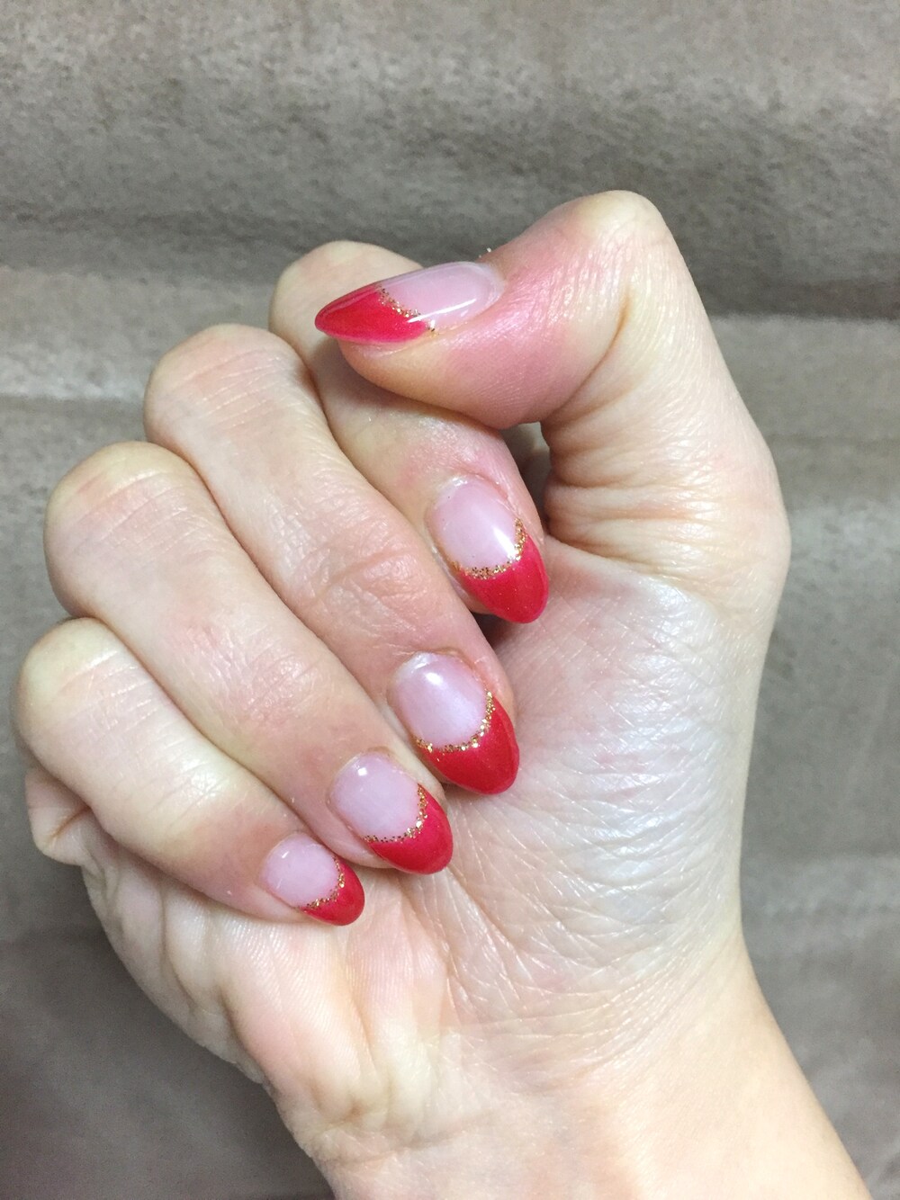 レッド系のハンドケア/ハンドクリームを着用したレディースの冬コーディネートの1枚目の写真