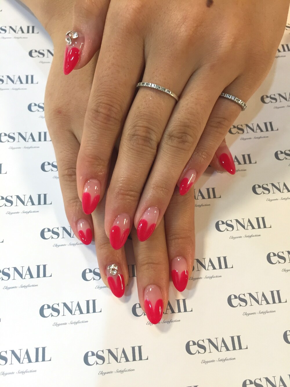 レッド系のハンドケア/ハンドクリームを着用したレディースの夏コーディネートの1枚目の写真