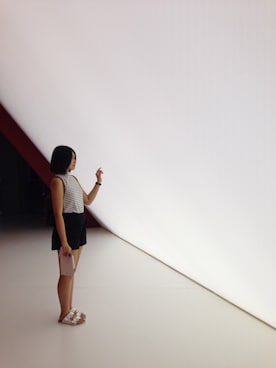 「INGNI（イング）のアイテム（ベスト、ホワイト系）」を使った、Giselle Leungさん（レディース・168cm）の秋コーディネート
