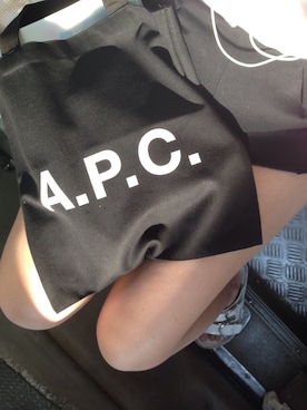 「A.P.C.（アーペーセー）のアイテム（トートバッグ、ブラック系）」を使った、Giselle Leungさん（レディース・168cm）の秋コーディネート
