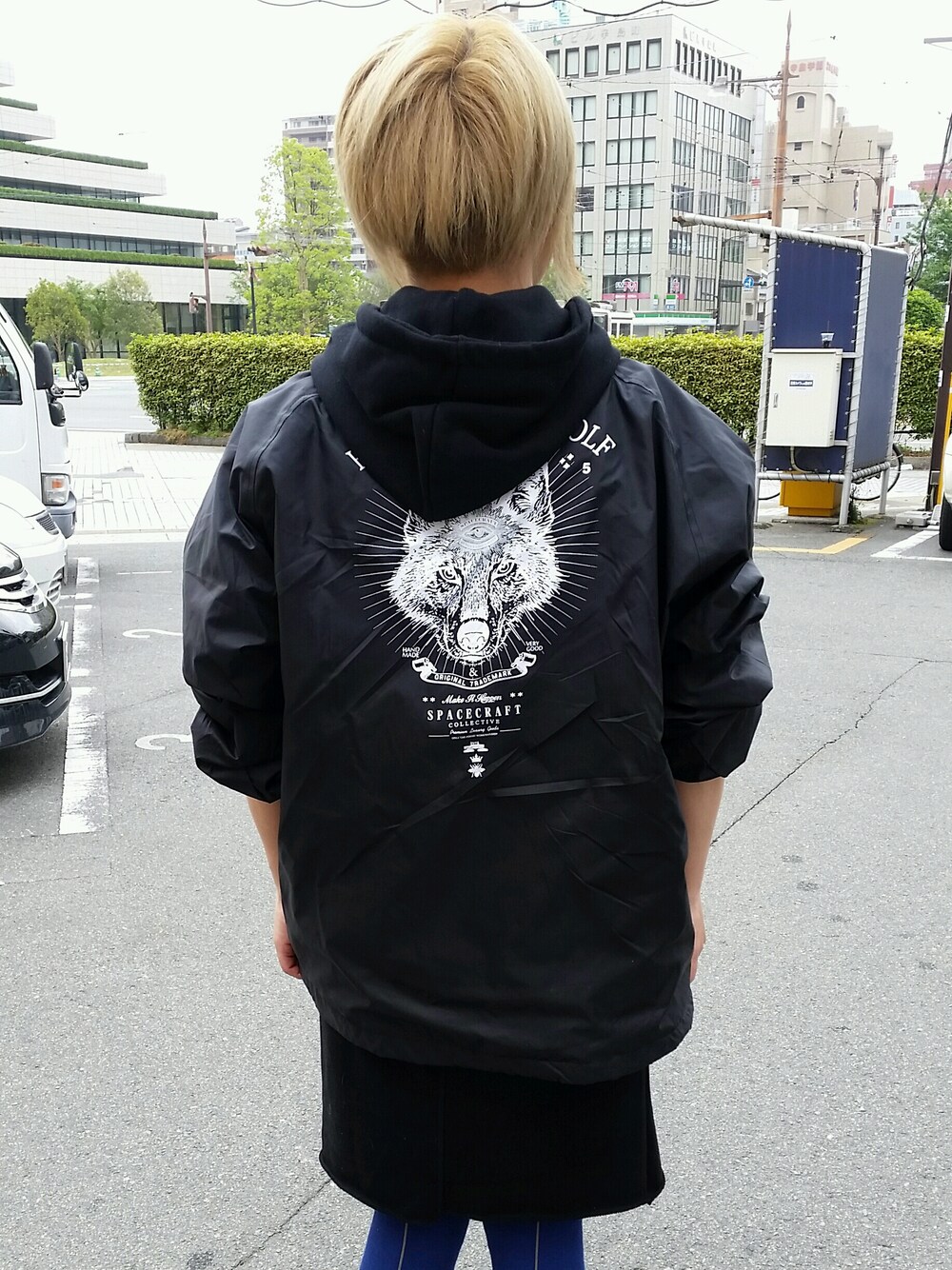 ブラック系のジャケット/アウター、ブラック系のワンピース/ドレス、グレー系のシューズを着用したレディースの春コーディネートの1枚目の写真