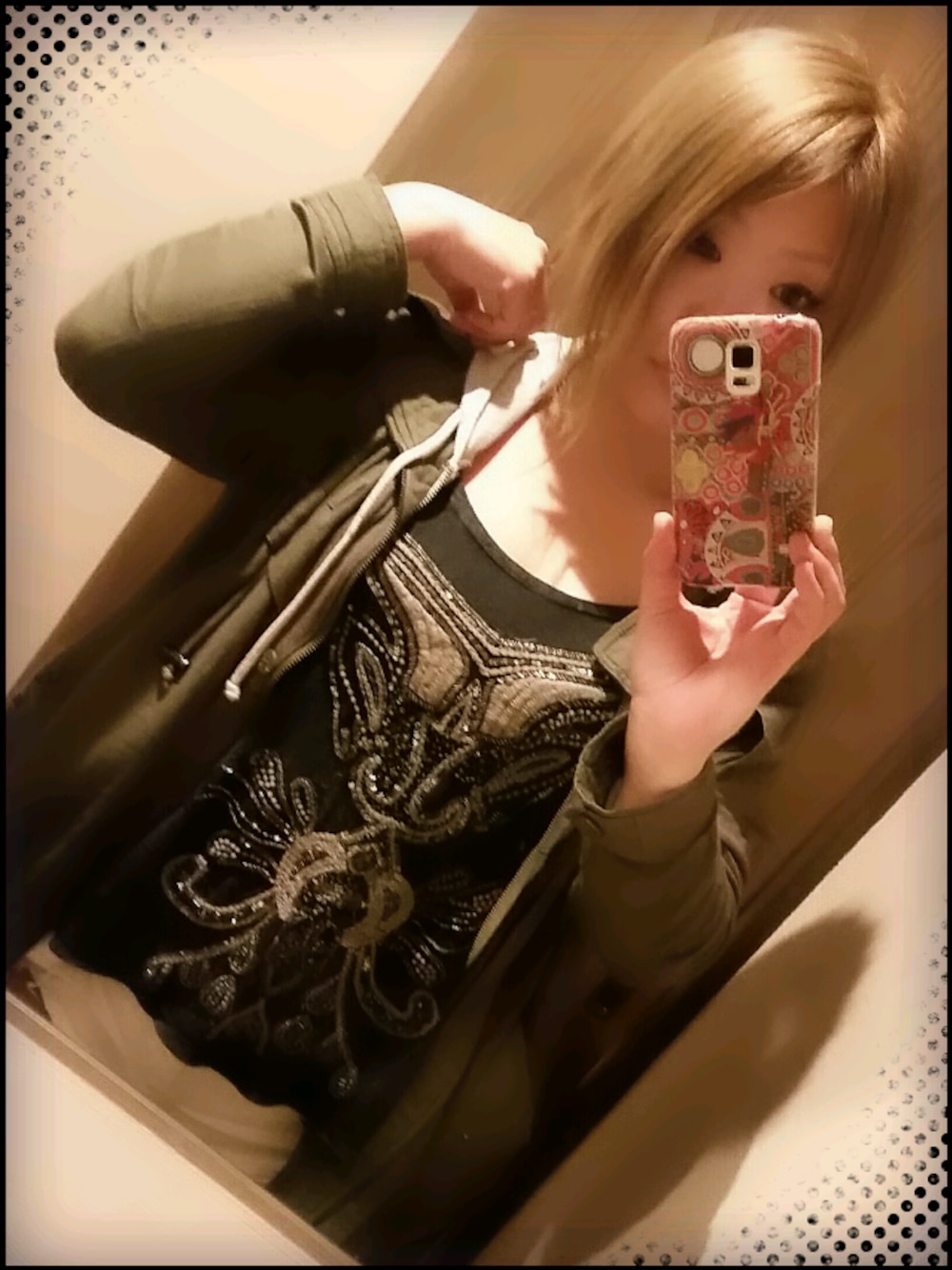 グリーン系のミリタリージャケット、グレー系のトップス、ホワイト系のデニムパンツを着用したレディースの夏コーディネートの1枚目の写真