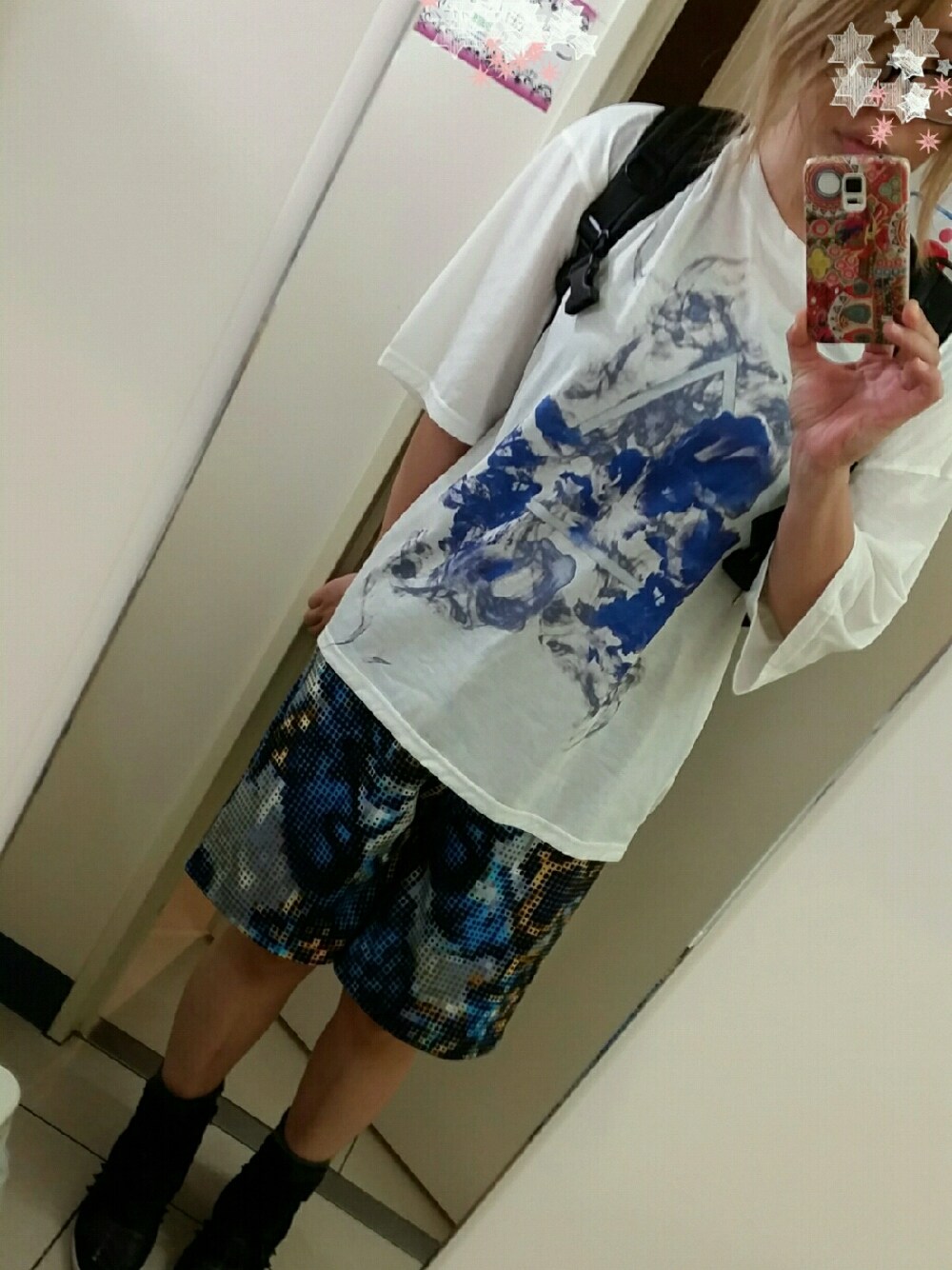 ホワイト系のTシャツ/カットソー、ブラック系のスニーカー、ブルー系のパンツを着用したレディースの夏コーディネートの1枚目の写真