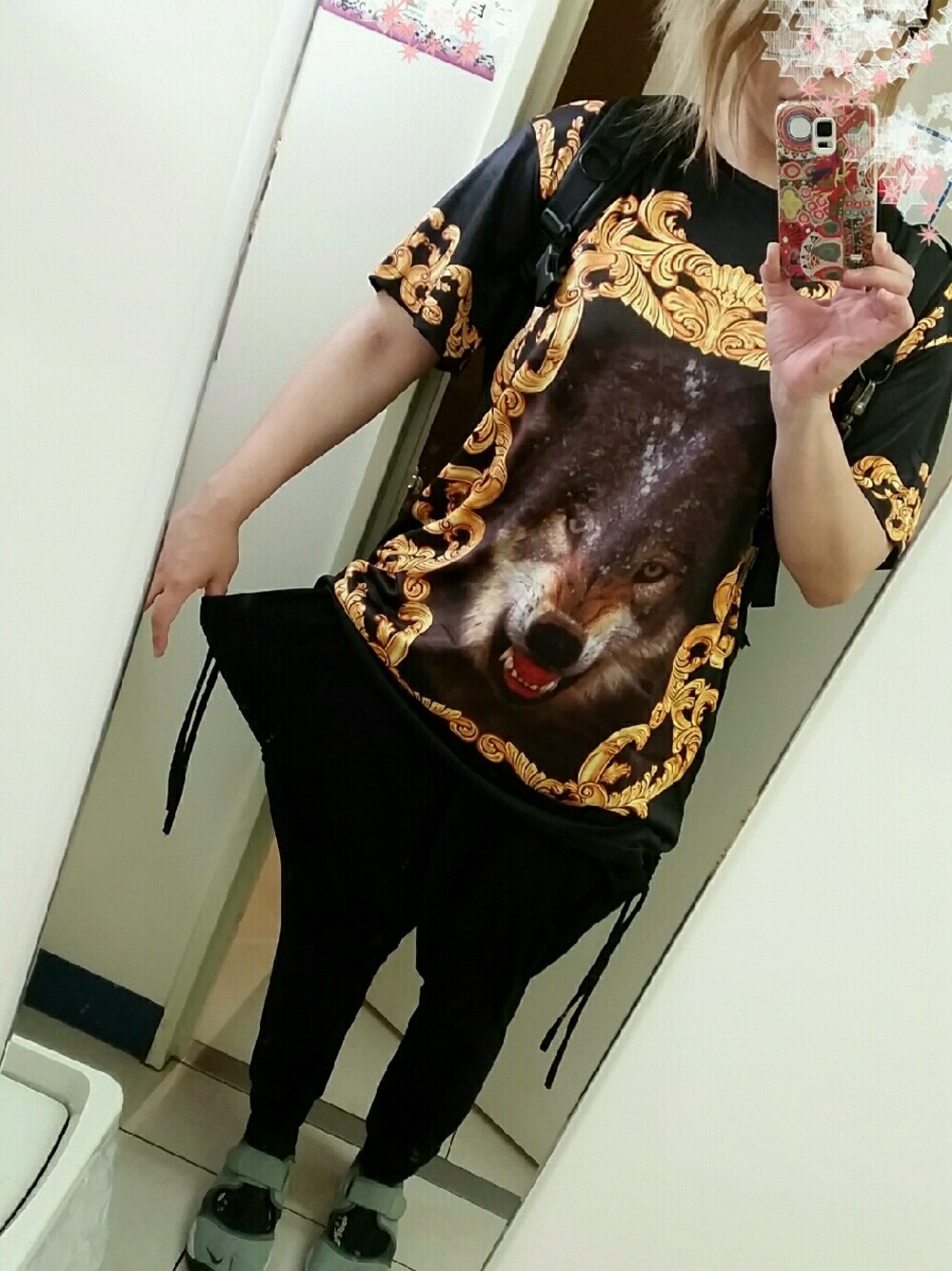 ブラック系のTシャツ/カットソー、ブラック系のパンツ、グレー系のスニーカーを着用したレディースの夏コーディネートの1枚目の写真