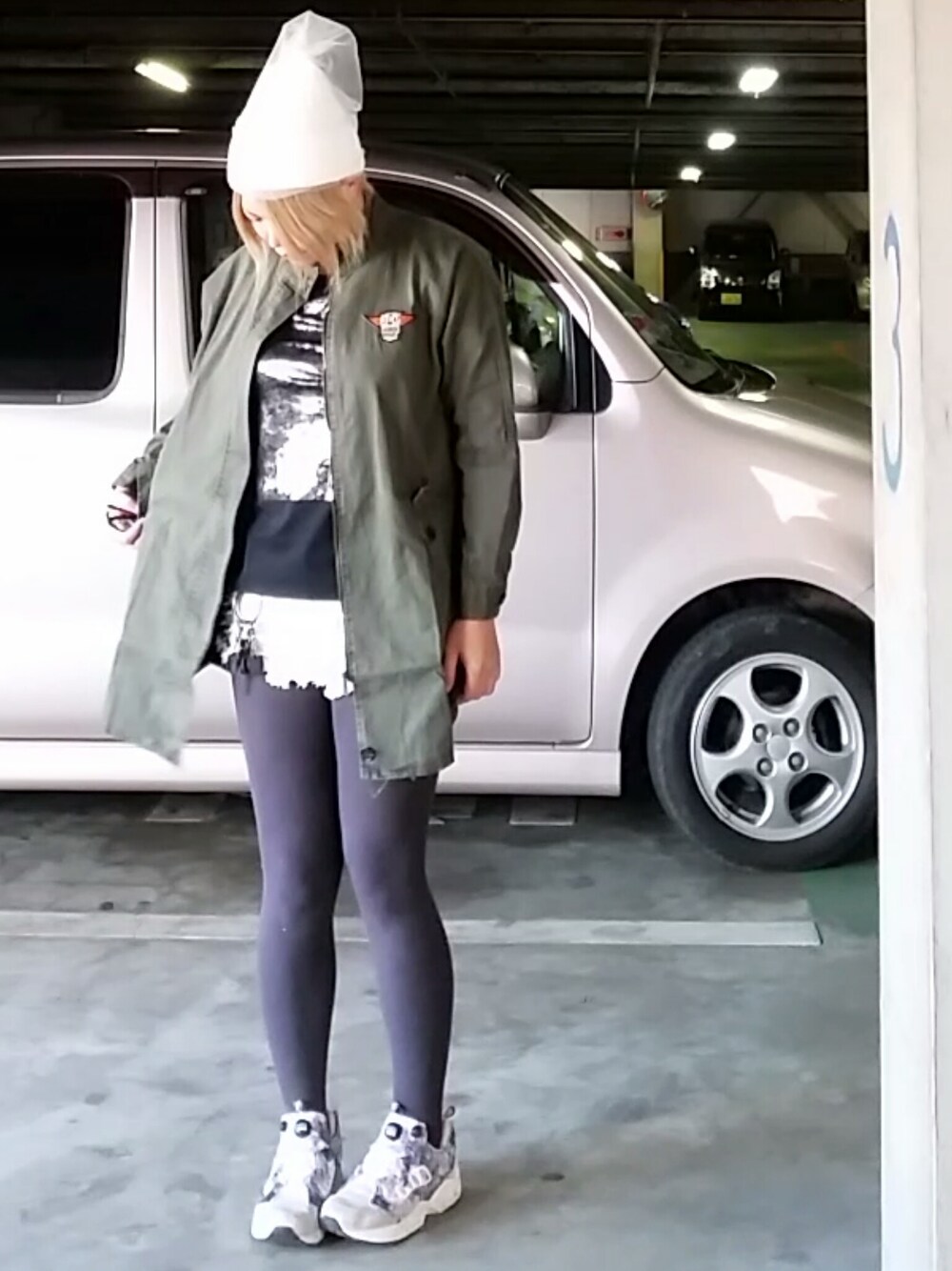 グレー系のスニーカー、ブラック系のTシャツ/カットソー、ホワイト系のパンツを着用したレディースの秋コーディネートの1枚目の写真