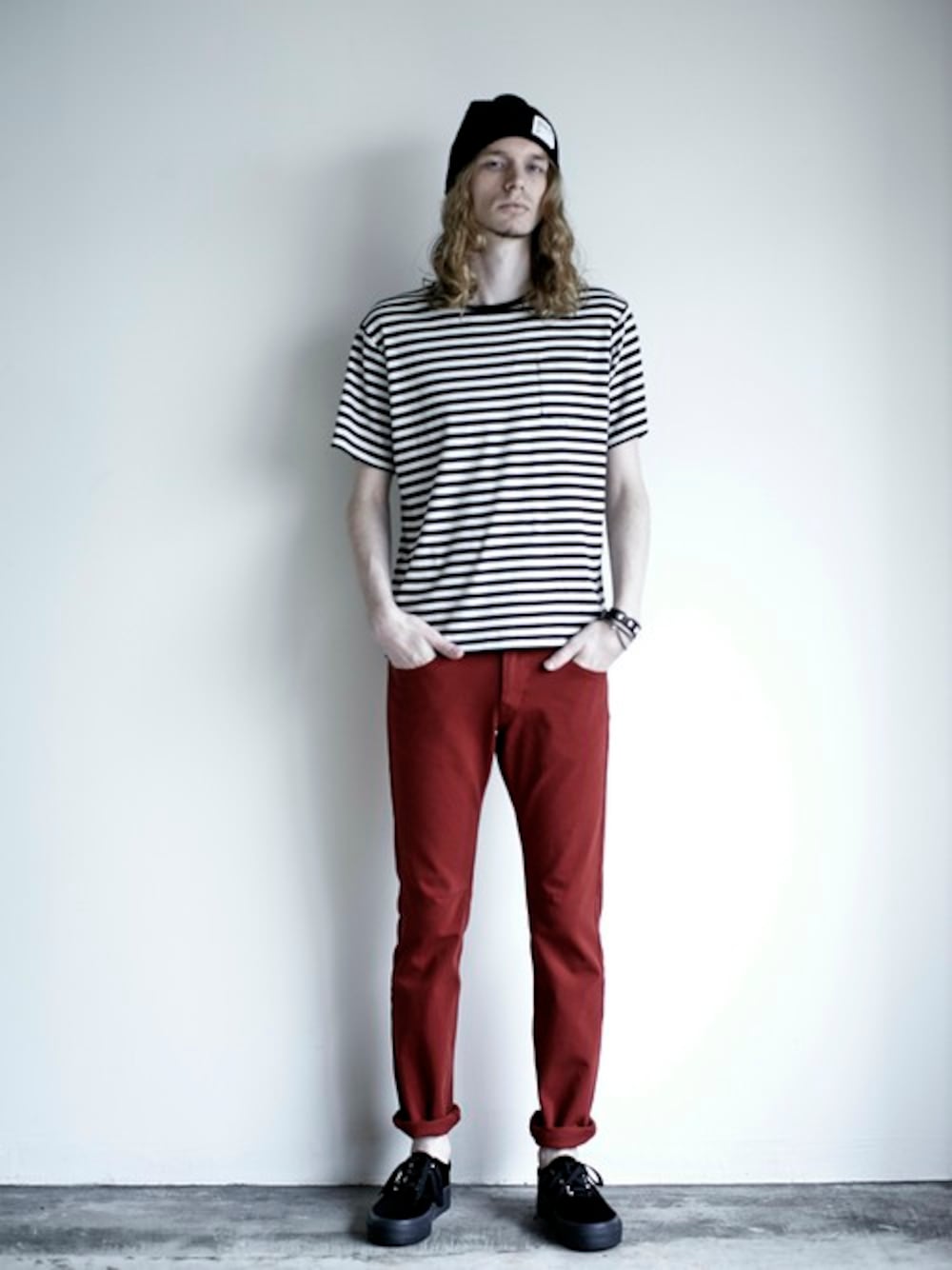 「パンツ、ボーダー、カラーパンツ」｜「MagineのNO.41 SLIM FIT COLORED SKINY 5PKT PANTS: NO.41 スリムフィット カラード スキニー 5ポケットパンツ（その他パンツ、レッド系）」を使った、STAFF HASHIMOTOさん（メンズ・185cm）の秋コーディネートの1枚目の写真