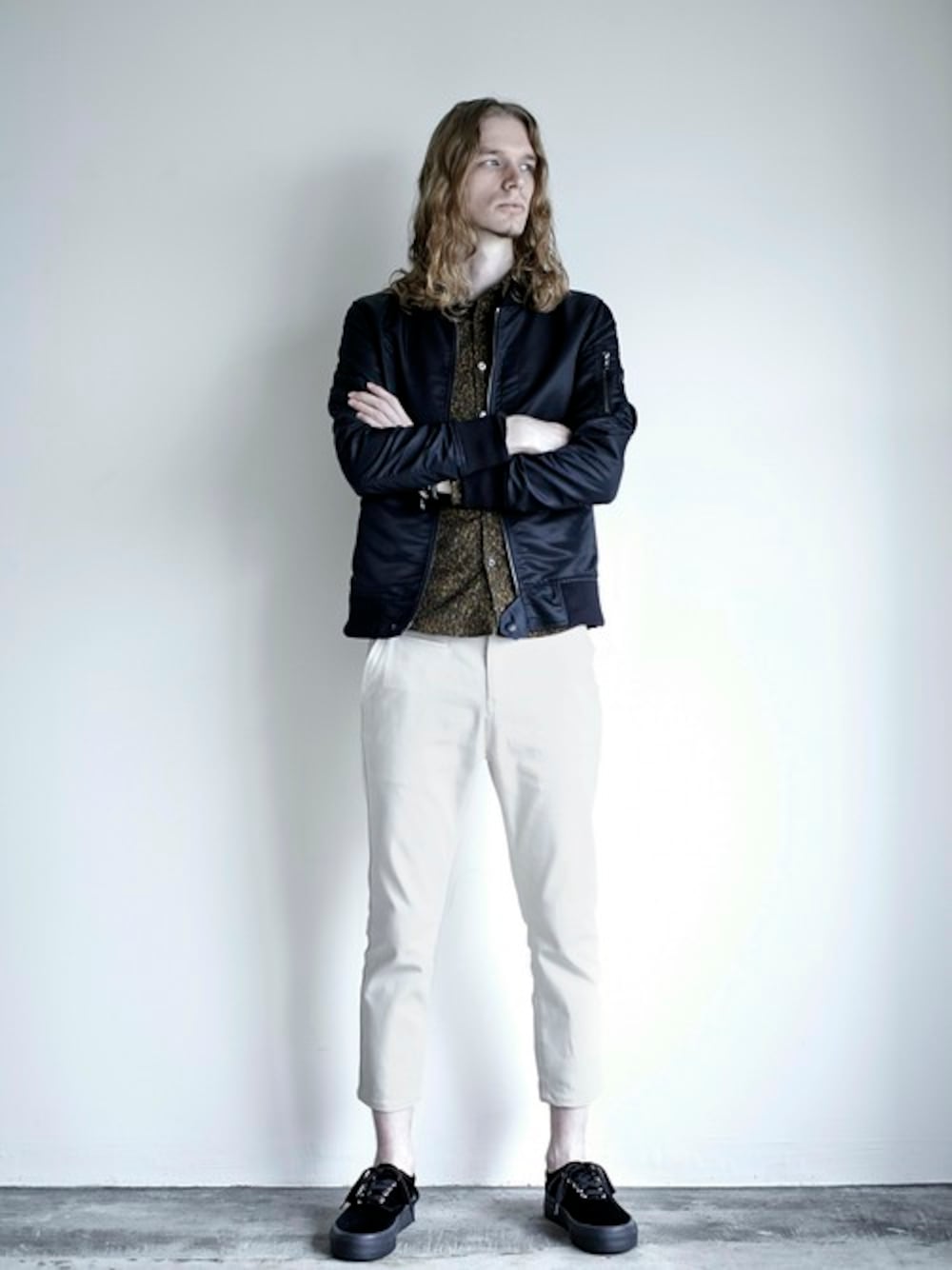 「ミリタリー、9分丈パンツ、ナイロン」｜「MagineのNYLON L-2 BLOUSON:ナイロン L-2ブルゾン（ミリタリージャケット、ブラック系）」を使った、STAFF HASHIMOTOさん（メンズ・185cm）の冬コーディネートの1枚目の写真