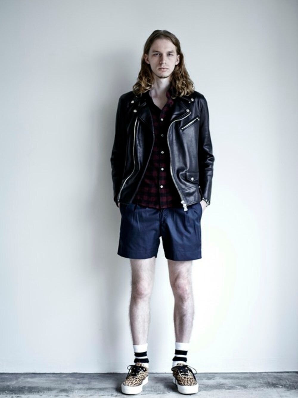 「シャツ、レザー、チノ」｜「MagineのVIYELLA BLOCK CHK STANDARD SHIRTS:ヴィエラ ブロックチェック スタンダードシャツ【Men's JOKER 1月号掲載商品】（シャツ/ブラウス、レッド系）」を使った、STAFF HASHIMOTOさん（メンズ・185cm）の冬コーディネートの1枚目の写真
