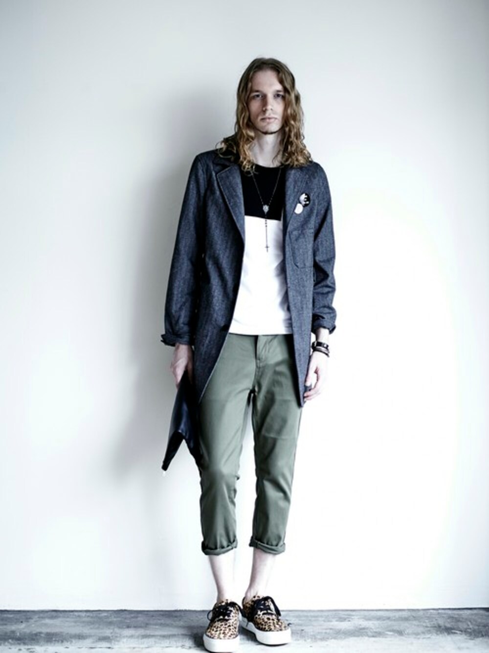 「スニーカー、チノパン、スプリングコート」｜「MagineのSERGE STRETCH CROPPED TAPERED PANTS:サージ ストレッチ クロップド テーパード パンツ（チノパンツ、グリーン系）」を使った、STAFF HASHIMOTOさん（メンズ・185cm）の冬コーディネートの1枚目の写真