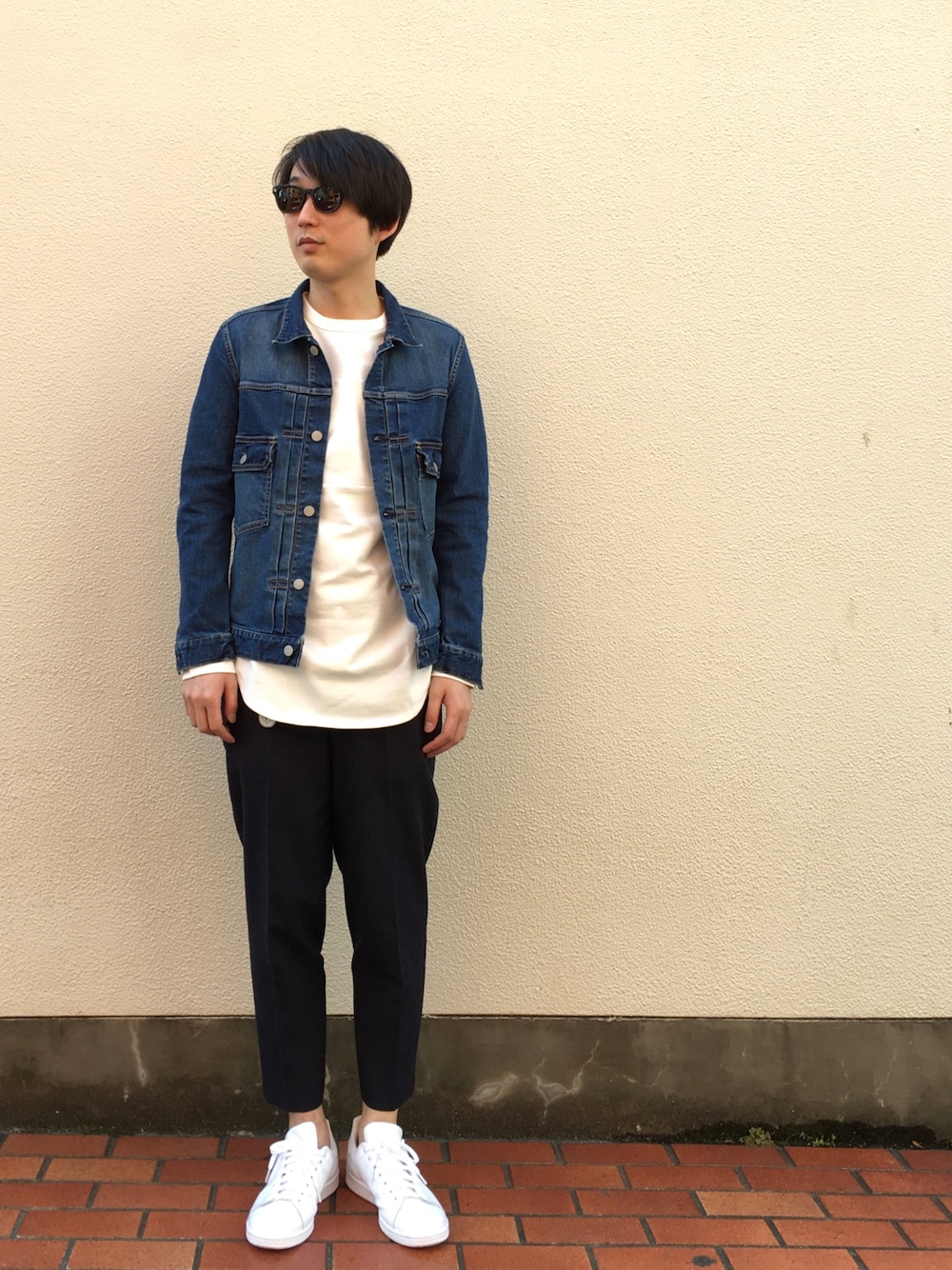 「シンプルコーデ、春、denim、白Tシャツ、スラックス、スタンスミス、アディダス、Magine、マージン(Magine)、春コーデ」｜「MagineのSTRETCH DENIM G-JKT TYPE 2ND:ストレッチデニム　G-JKT タイプ2ND（デニムジャケット、ブルー系）」を使った、STAFF HASHIMOTOさん（メンズ・175cm）の春コーディネートの1枚目の写真