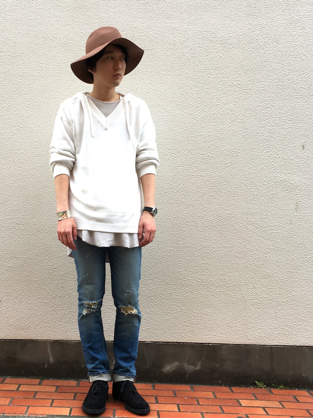 「カジュアル、春、デニムパンツ、ダメージデニムパンツ、春コーデ、春ニット、パーカー、白ニット、シルバーアクセサリー、シルバーバングル」｜「MagineのWOOL FELT LONG BRIM HAT:ウールフェルト ロングブリム ハット（ハット、イエロー系）」を使った、STAFF HASHIMOTOさん（メンズ・175cm）の春コーディネートの1枚目の写真