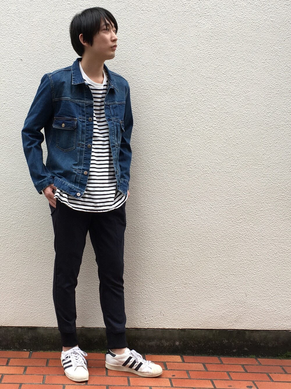「春コーデ、シンプル、Gジャン、デニム、ジョガーパンツ、ストレッチパンツ、春、スラックス」｜「MagineのSTRETCH DENIM G-JKT TYPE 2ND:ストレッチデニム　G-JKT タイプ2ND（デニムジャケット、ブルー系）」を使った、STAFF HASHIMOTOさん（メンズ・175cm）の春コーディネートの1枚目の写真