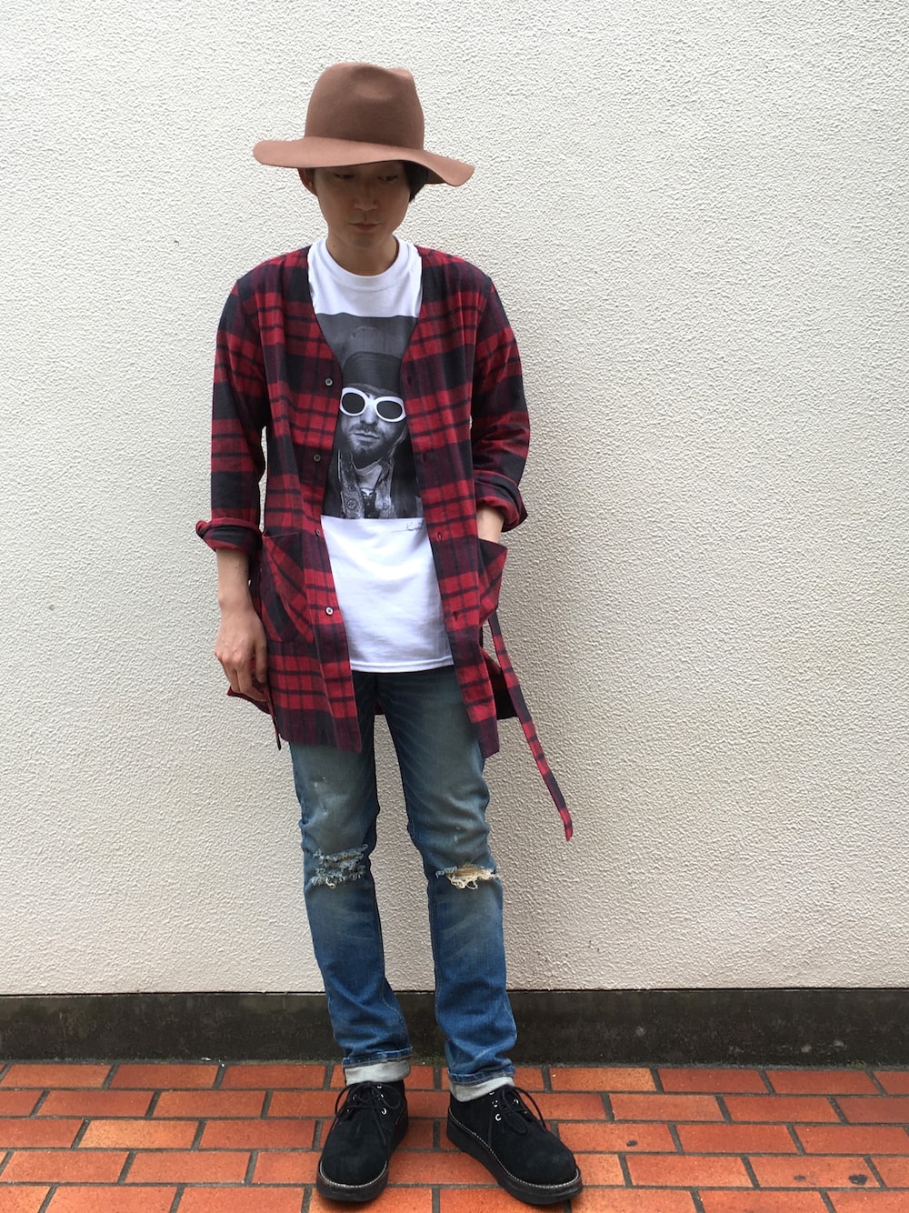 「白Tシャツ、大人カジュアル、レイヤードスタイル、スキニーデニム、Magine、カートコバーン、シャツアウター、つばひろハット、ストリート、ダメージデニムパンツ」｜「MagineのWOOL FELT LONG BRIM HAT:ウールフェルト ロングブリム ハット（ハット、イエロー系）」を使った、STAFF HASHIMOTOさん（メンズ・175cm）の春コーディネートの1枚目の写真