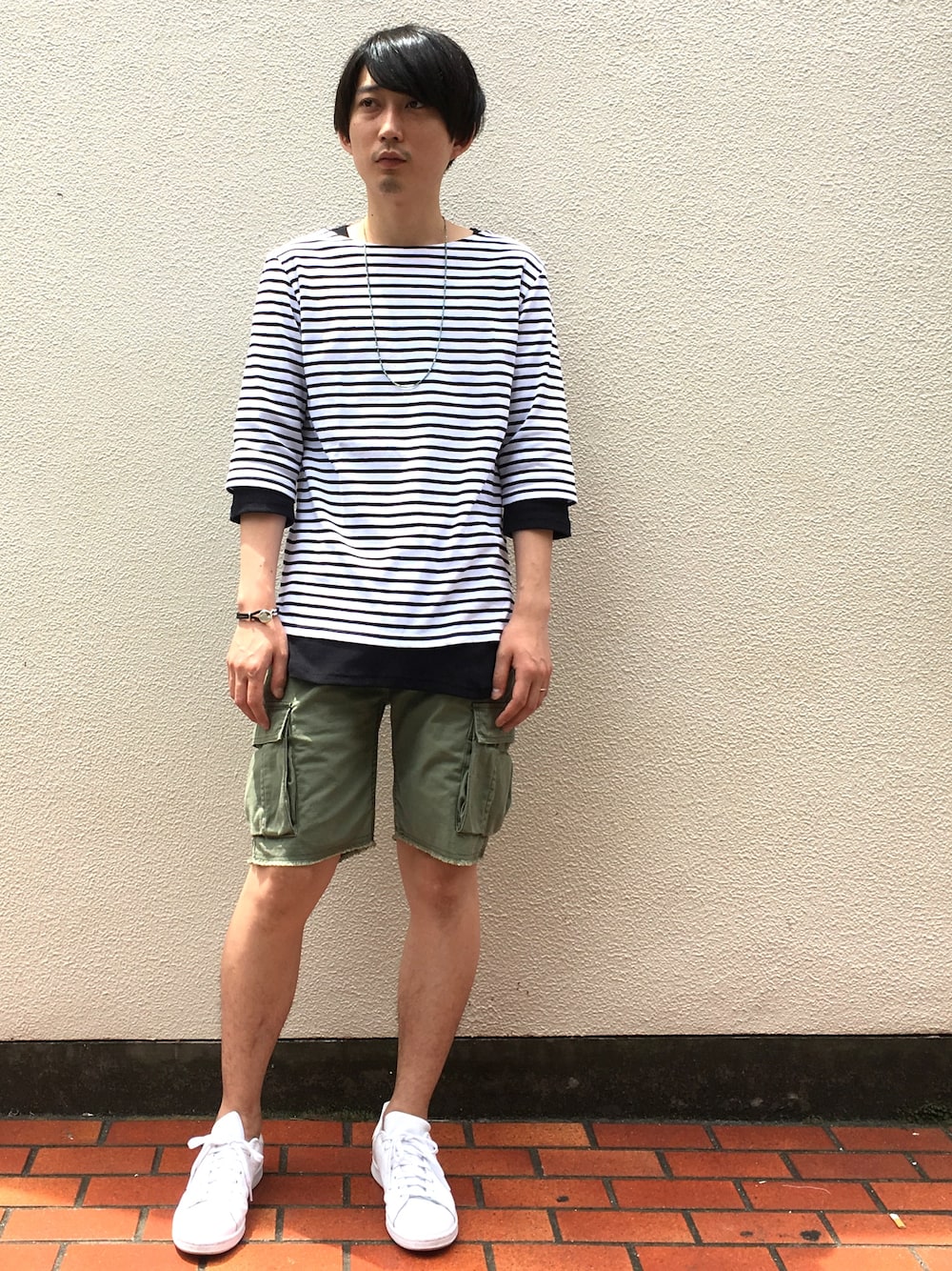 「ボーダー、シンプル、夏、カーキ、カーゴパンツ、street、夏コーデ、ゆるコーデ、7分袖、カーゴショーツ」｜「MagineのSURF KNIT BOADER BASQUE SHIRTS 6SL:サーフニットボーダー バスクシャツ6SL（Tシャツ/カットソー、ホワイト系）」を使った、STAFF HASHIMOTOさん（メンズ・175cm）の夏コーディネートの1枚目の写真