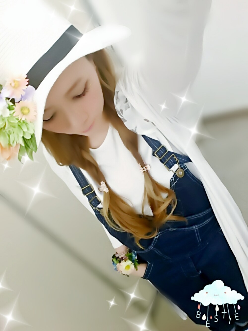 ホワイト系のシャツ/ブラウス、ブルー系のサロペット/オーバーオールを着用したレディースの春コーディネートの1枚目の写真