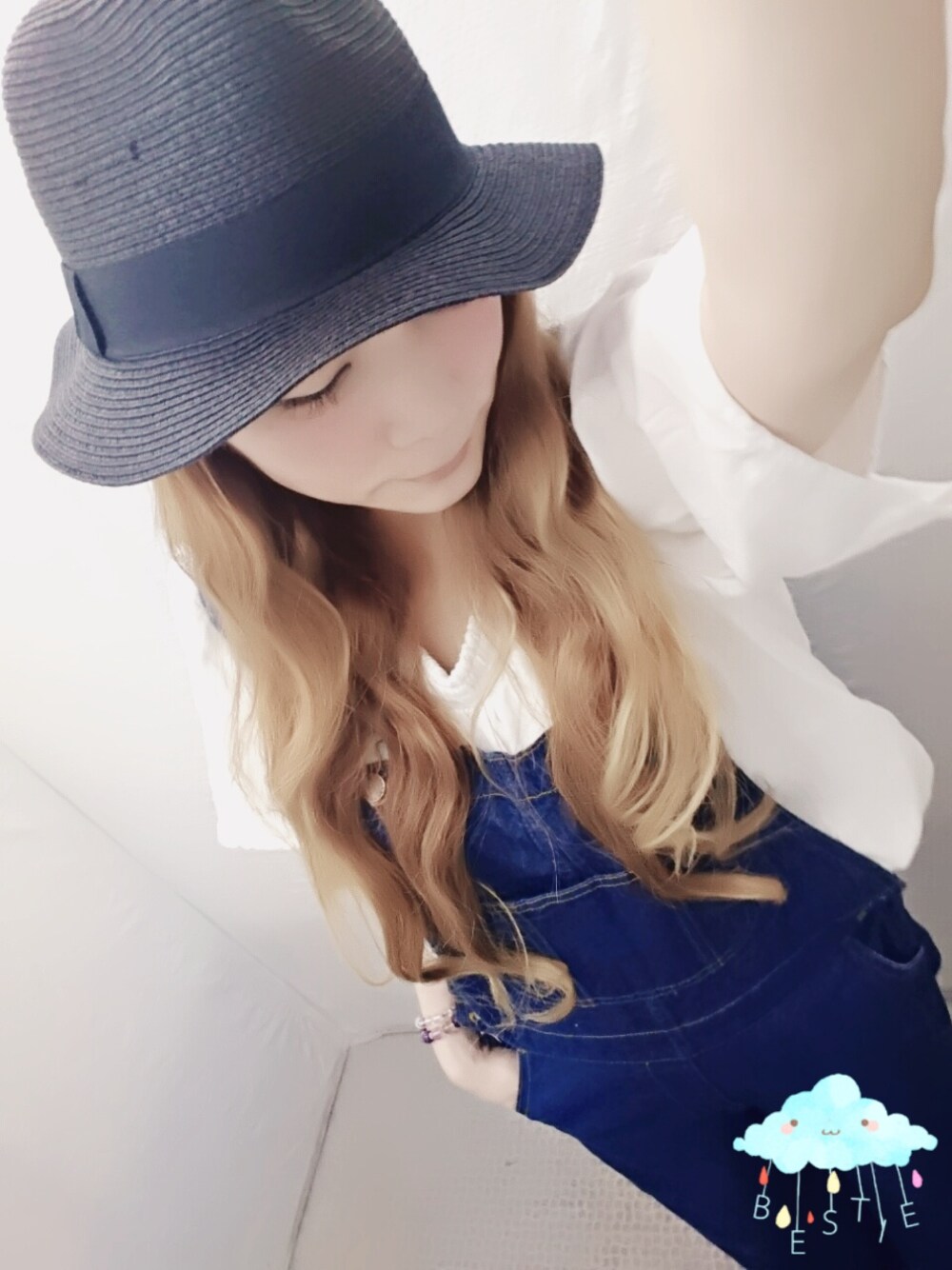 ブルー系のサロペット/オーバーオール、ホワイト系のTシャツ/カットソー、ブラック系のハットを着用したレディースの夏コーディネートの1枚目の写真