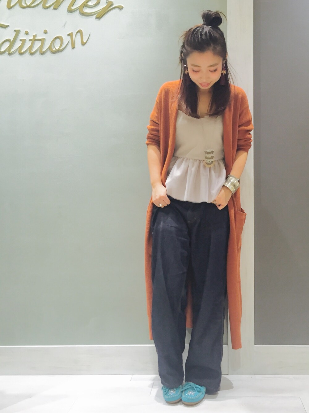 「ロングカーディガン、オレンジ、ぺプラムトップス、チュール、ミネトンカ、モカシン、秋服、Another Edition、アナザーエディション」｜「Another Editionのワイドペインターパンツ/AEBC WIDE PAINTER PT（デニムパンツ、ブルー系）」を使った、MIYAMAEさん（レディース・156cm）の夏コーディネートの1枚目の写真
