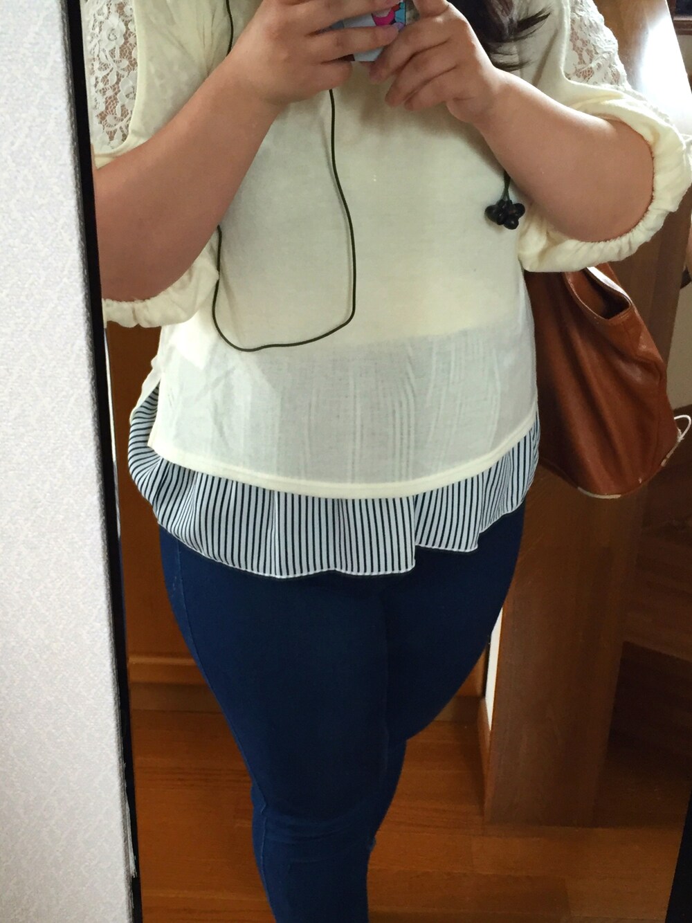 ホワイト系のTシャツ/カットソー、ブルー系のその他パンツを着用したレディースの春コーディネートの1枚目の写真