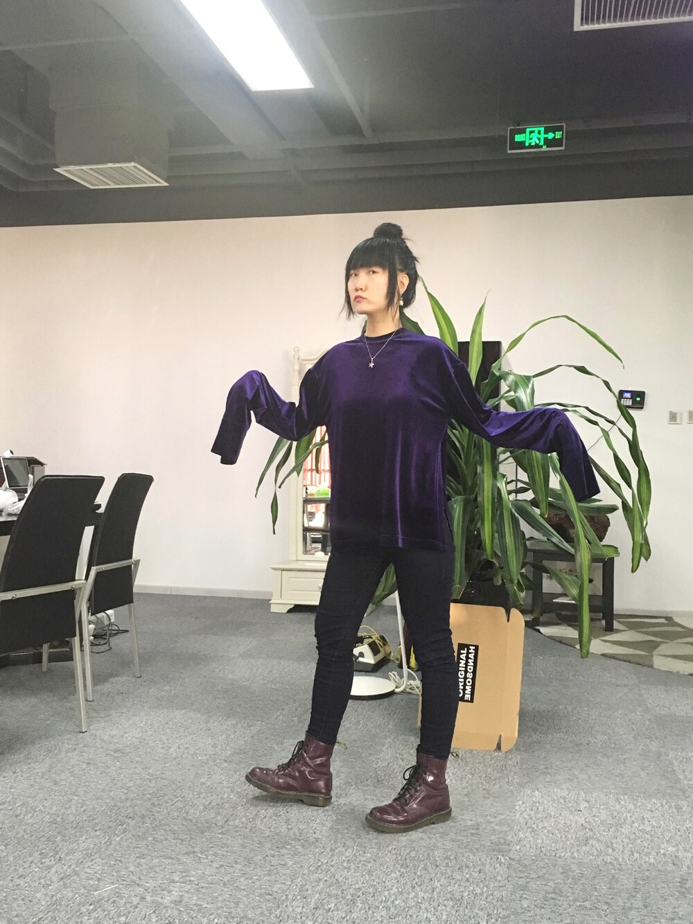「ootd、boots、velvet、buns」｜「original handsomeのアイテム（パーカー、パープル系）」を使った、FrostyBaiさん（レディース・164cm）の春コーディネートの1枚目の写真