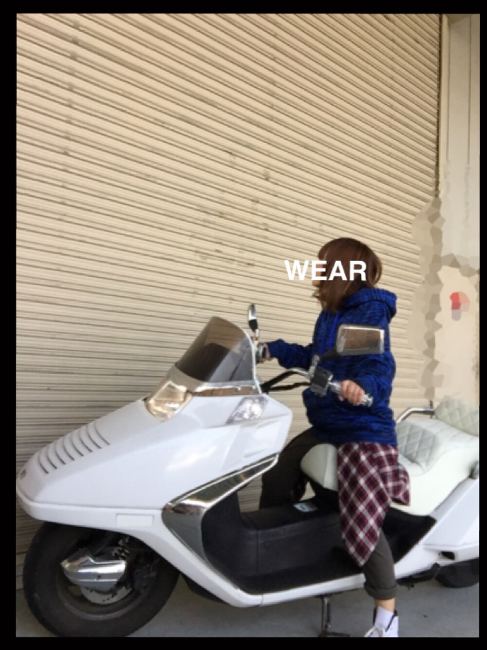 ブルー系のパーカー、レッド系のシャツ/ブラウス、グリーン系のパンツを着用したレディースの秋コーディネートの1枚目の写真