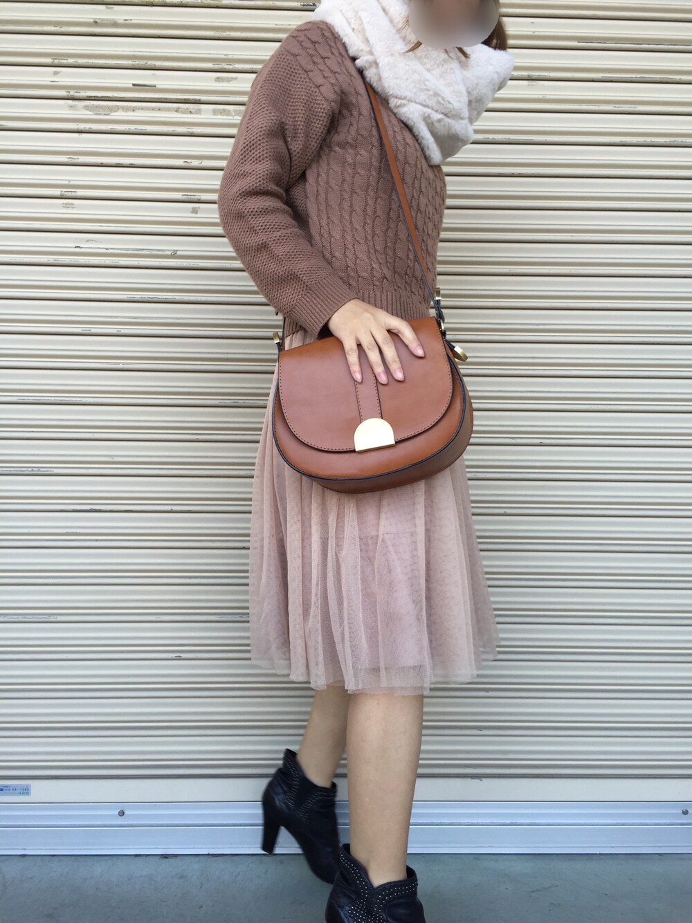 ブラウン系のショルダーバッグ、ブラック系のブーツ、ブラウン系のニット/セーターを着用したレディースの冬コーディネートの1枚目の写真