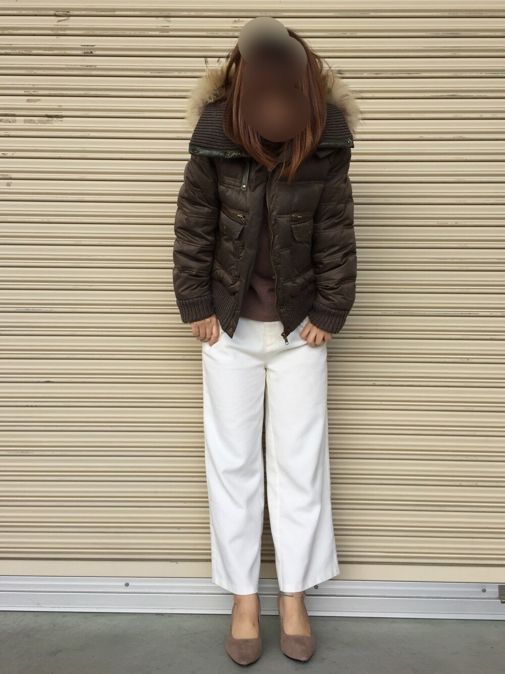 グリーン系のブルゾン、ホワイト系のその他パンツ、ブラウン系のニット/セーターを着用したレディースの冬コーディネートの1枚目の写真