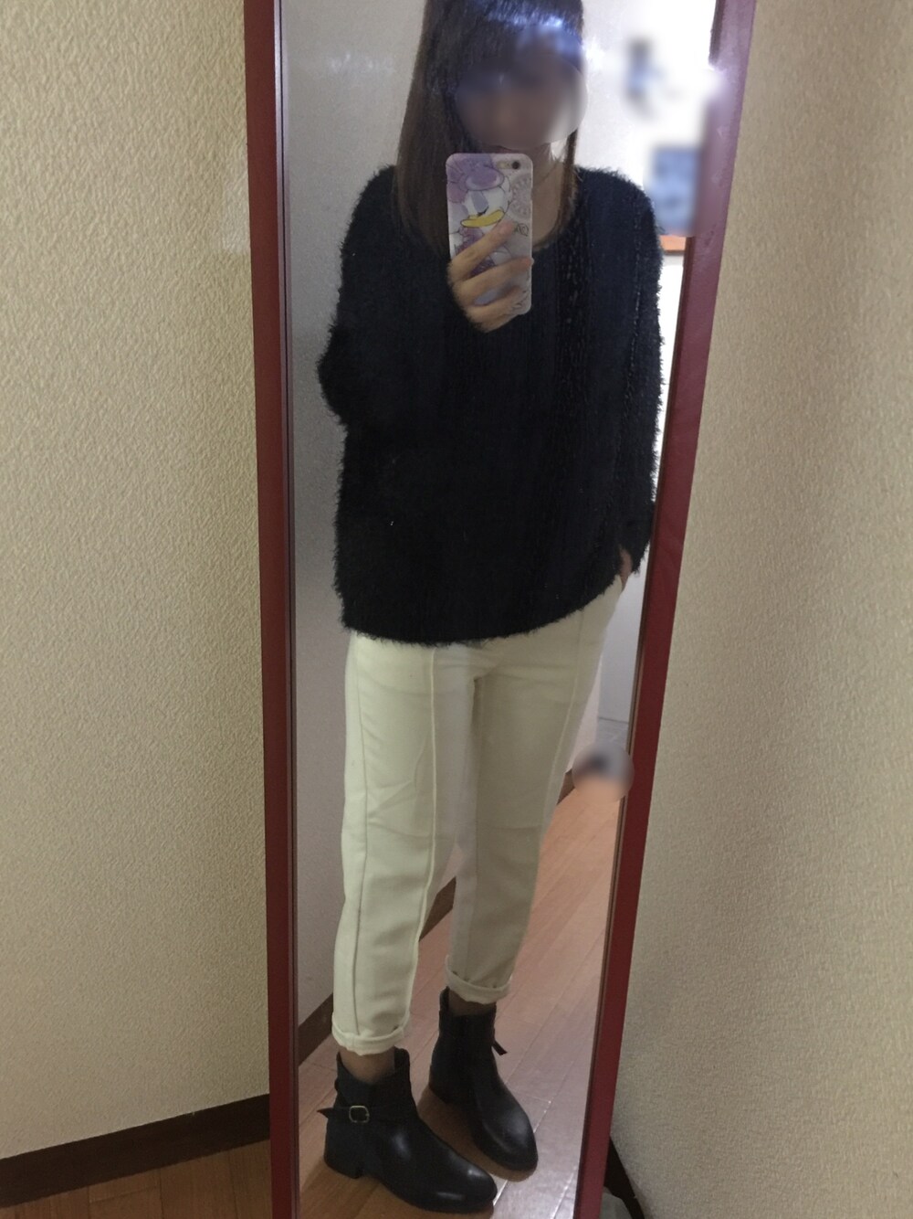 ブラック系のニット/セーター、ホワイト系のその他パンツ、ブラック系のブーツを着用したレディースの冬コーディネートの1枚目の写真