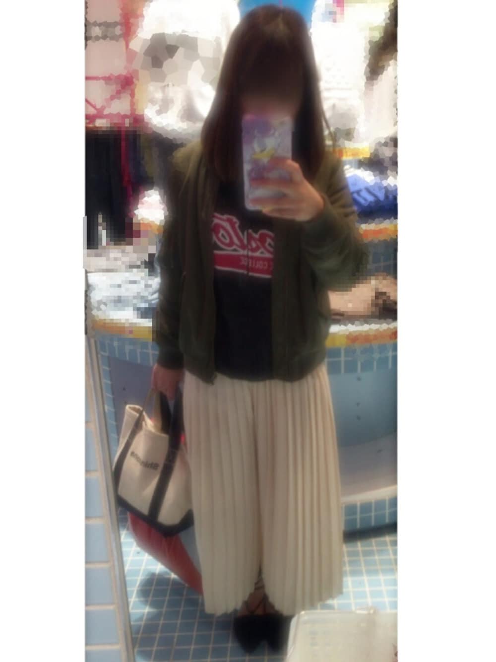 グリーン系のMA-1、ベージュ系のその他パンツ、ブルー系のトートバッグを着用したレディースの冬コーディネートの1枚目の写真