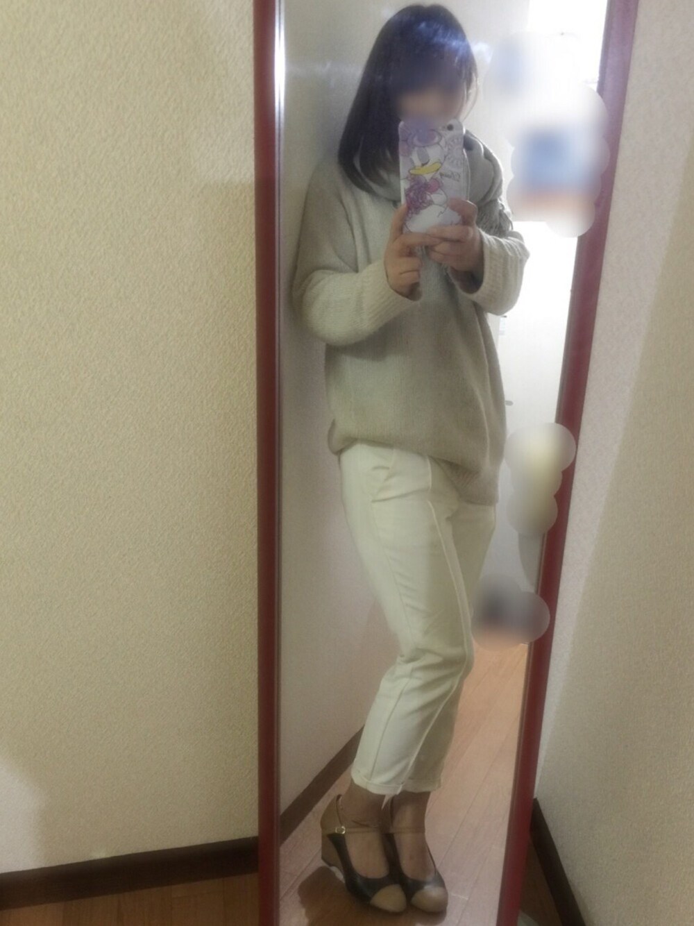 ベージュ系のニット/セーター、ホワイト系のその他パンツ、ブラック系のパンプスを着用したレディースの冬コーディネートの1枚目の写真