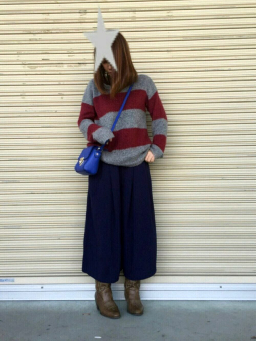 グレー系のニット/セーター、ブラウン系のブーツ、ブルー系のその他パンツを着用したレディースの冬コーディネートの1枚目の写真