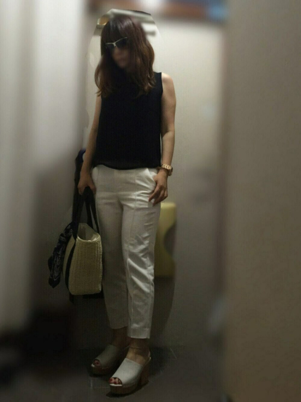 ブラック系のシャツ/ブラウス、ホワイト系のその他パンツ、ベージュ系のトートバッグを着用したレディースの夏コーディネートの1枚目の写真