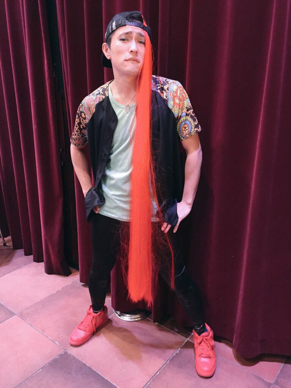 「G-DRAGON、comedy、衣装」｜「TOPMANのアイテム（Tシャツ/カットソー、ブラック系）」を使った、ケビンさん（メンズ・172cm）の冬コーディネートの1枚目の写真