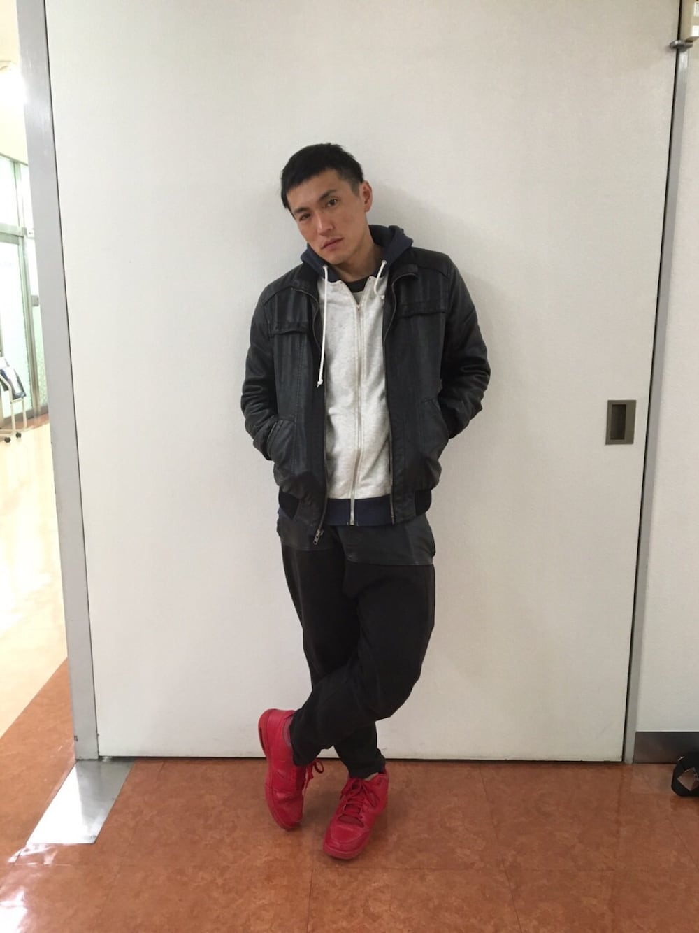 「NIKEのアイテム（スニーカー、レッド系）」を使った、ケビンさん（メンズ・172cm）の冬コーディネートの1枚目の写真