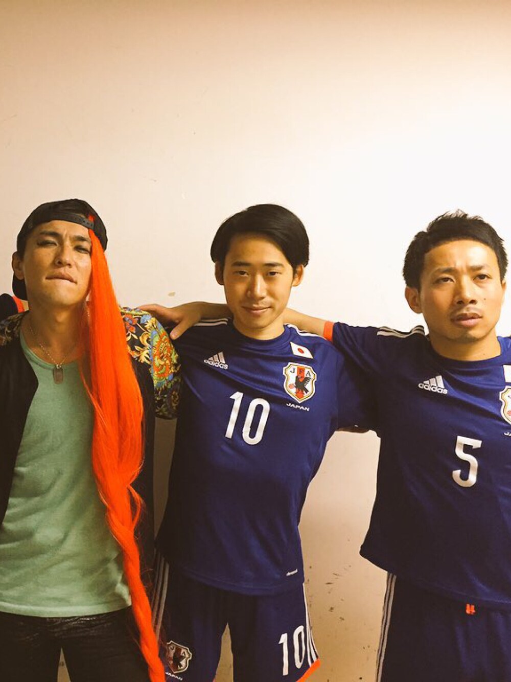 「japan soccer BIGBANG ジヨン」｜「adidasのアイテム（Tシャツ/カットソー、ブルー系）」を使った、ケビンさん（メンズ・172cm）の冬コーディネートの1枚目の写真