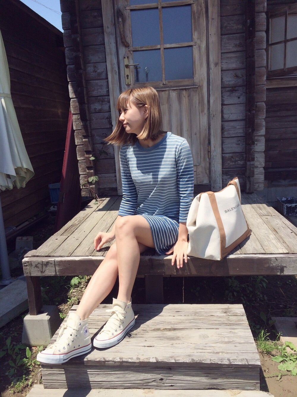「スニーカー、ワンピース、converse、CURRENT ELLIOTT、BALENCIAGA」｜「Current/Elliottのアイテム（ワンピース、ブルー系）」を使った、伊藤千晃さん（レディース・153cm）の春コーディネートの1枚目の写真
