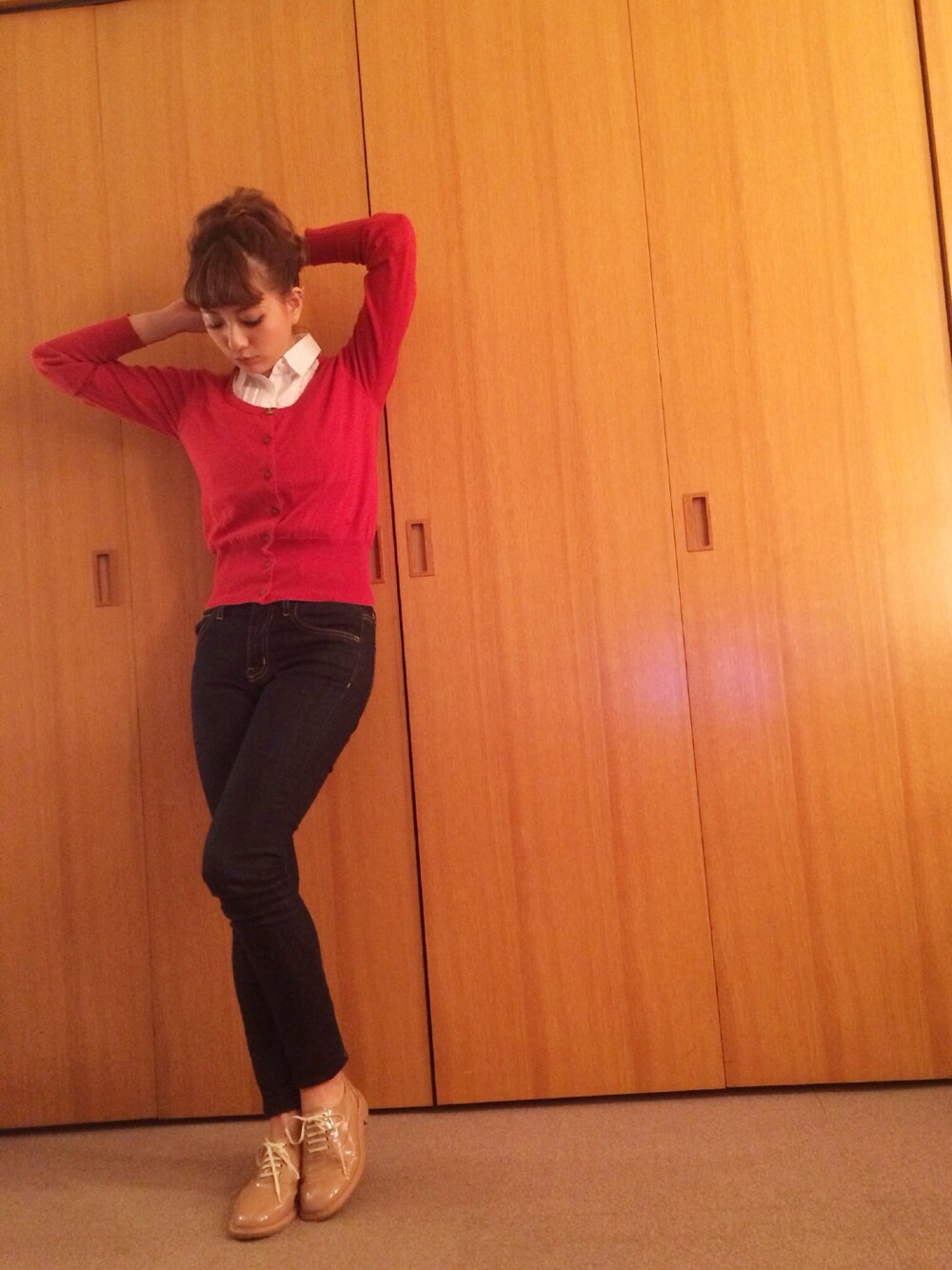 「Vivienne Westwood、marblee、CURRENT ELLIOTT、Christian Louboutin、赤いカーディガン」｜「Marbleeのアイテム（シャツ/ブラウス、ホワイト系）」を使った、伊藤千晃さん（レディース・153cm）の秋コーディネートの1枚目の写真