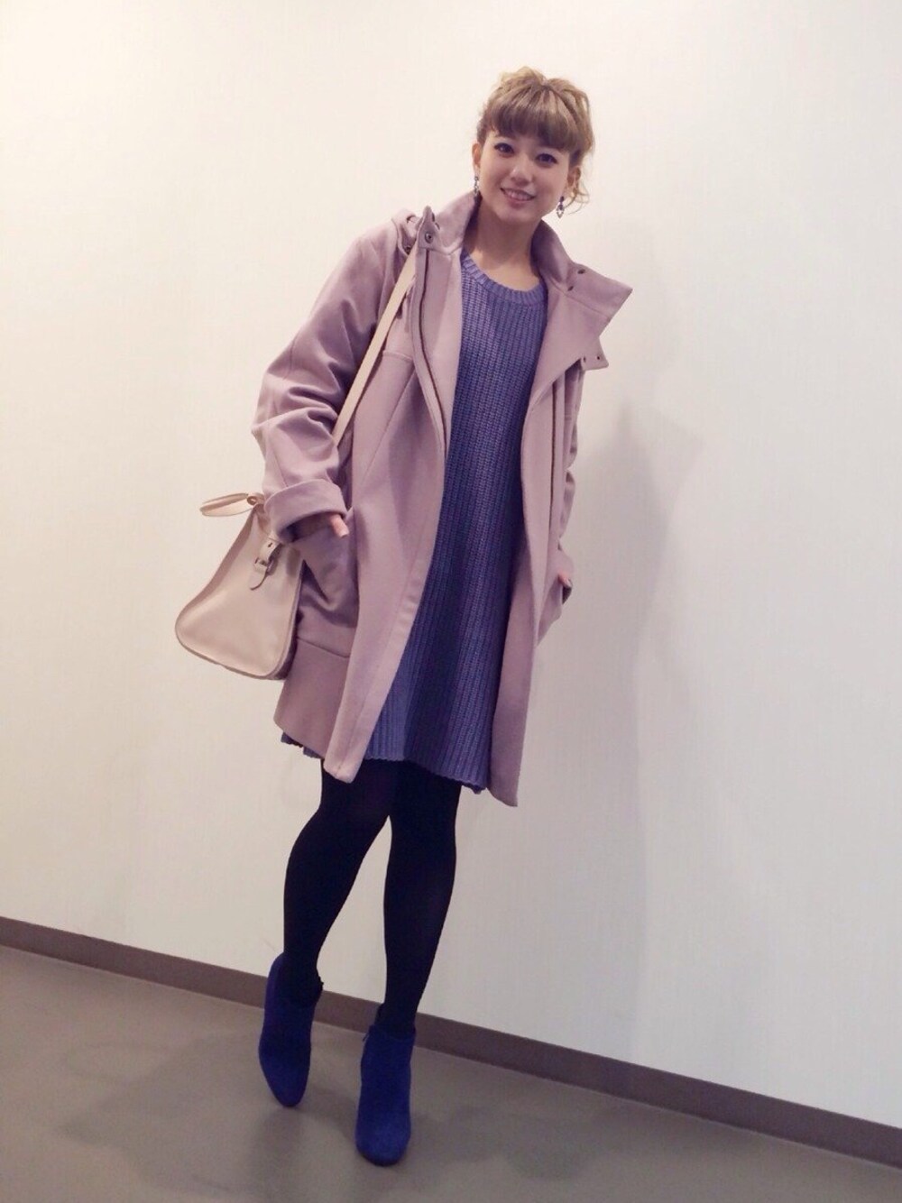 「TOPSHOP、Alexander McQueen、moussy、PIERRE HARDY、TOM BINNS」｜「TOPSHOPのアイテム（その他アウター、ピンク系）」を使った、伊藤千晃さん（レディース・153cm）の秋コーディネートの1枚目の写真