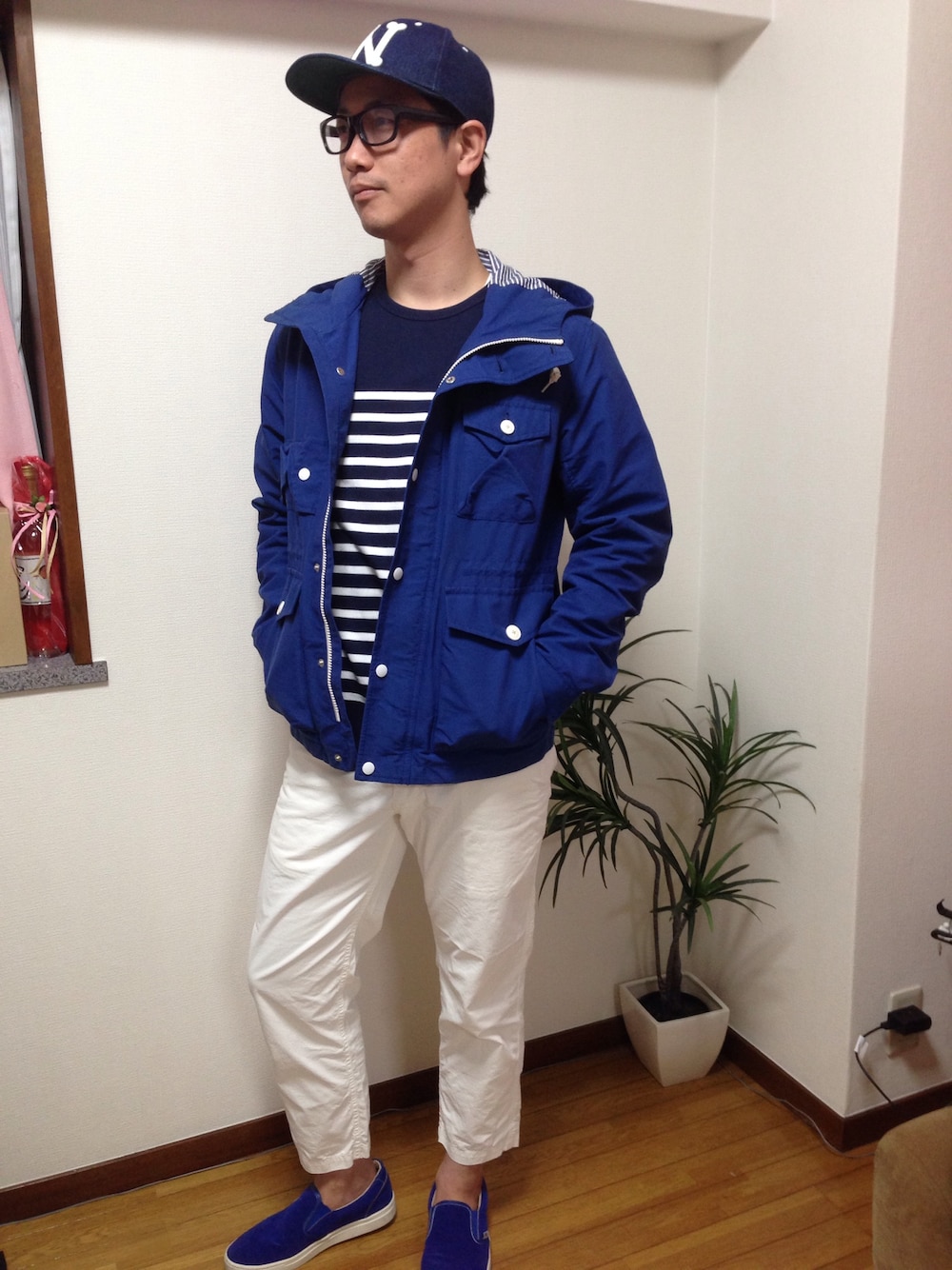 「green label relaxingのアイテム（マウンテンパーカー、ブルー系）」を使った、すけピヨさん（メンズ・177cm）の春コーディネートの1枚目の写真