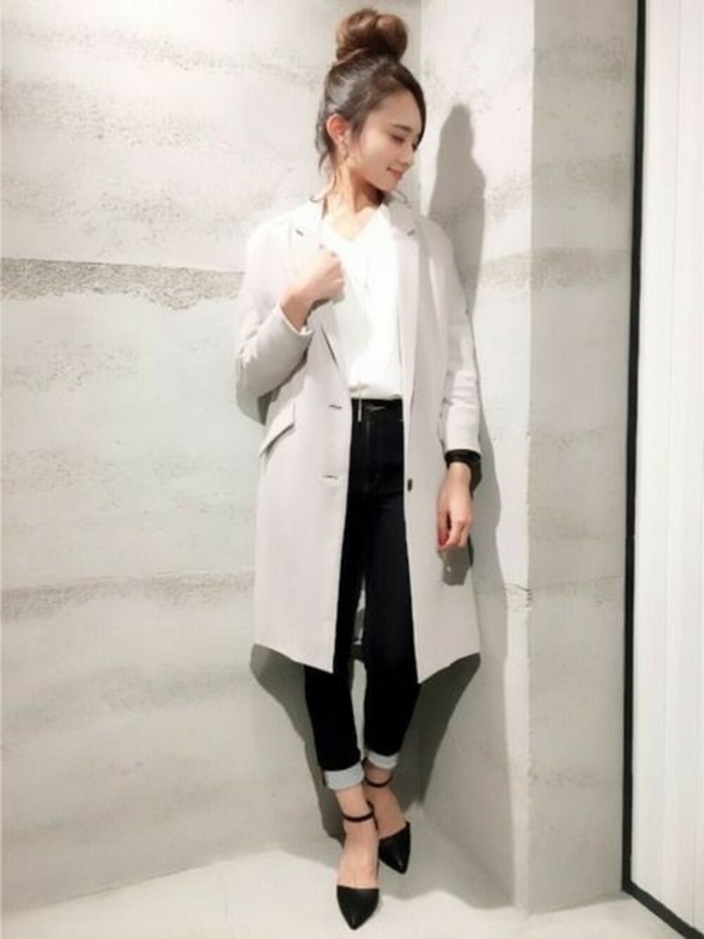 ブルー系のデニムパンツ、ホワイト系のTシャツ/カットソー、ブラック系のパンプスを着用したレディースの春コーディネートの1枚目の写真