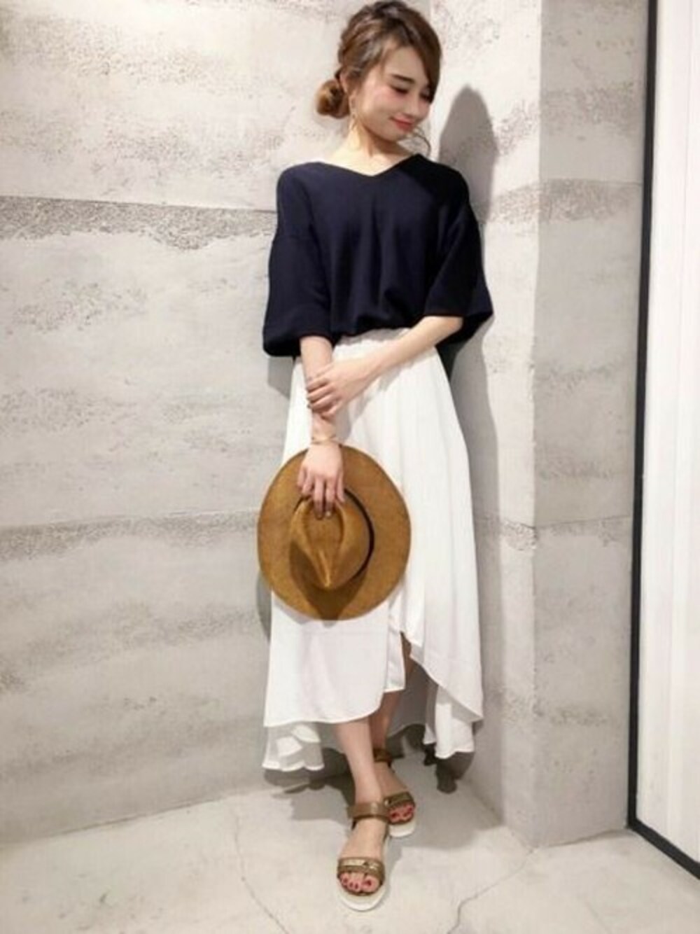 「スカート、Vネック、ジーナシス、帽子、ロングスカート、サンダル、ミラノリブ、サマーニット、夏コーデ、アシンメトリースカート」｜「JEANASISのミラノリブVプルオーバーSS/721571 （ニット/セーター、ブルー系）」を使った、JEANASIS 静岡パルコ店STAFFさん（レディース・162cm）の夏コーディネートの1枚目の写真