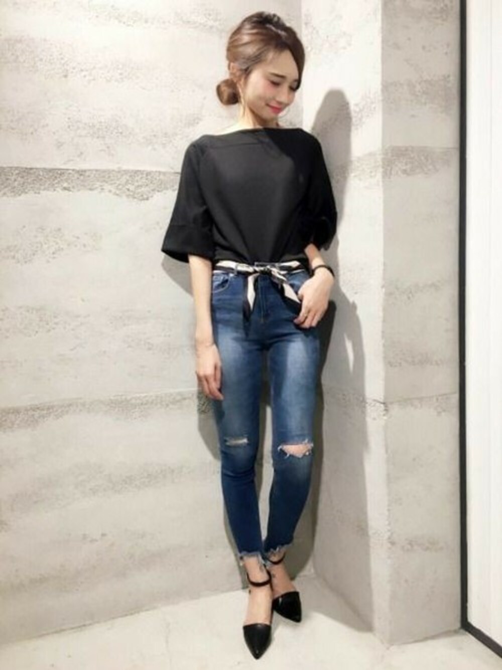 「デニム、パンツ、パンプス、ジーナシス、スカーフ、オフショル、スキニーデニム、ダメージデニム、オフショルダー、スカーフアレンジ」｜「JEANASISのチェックガラスカーフ/731854 （ストール/ショール、ホワイト系）」を使った、JEANASIS 静岡パルコ店STAFFさん（レディース・162cm）の夏コーディネートの1枚目の写真
