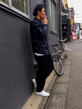 「CONVERSE（コンバース）のアイテム（スニーカー、ホワイト系）」を使った、m.@さん（メンズ・180cm）の春コーディネート