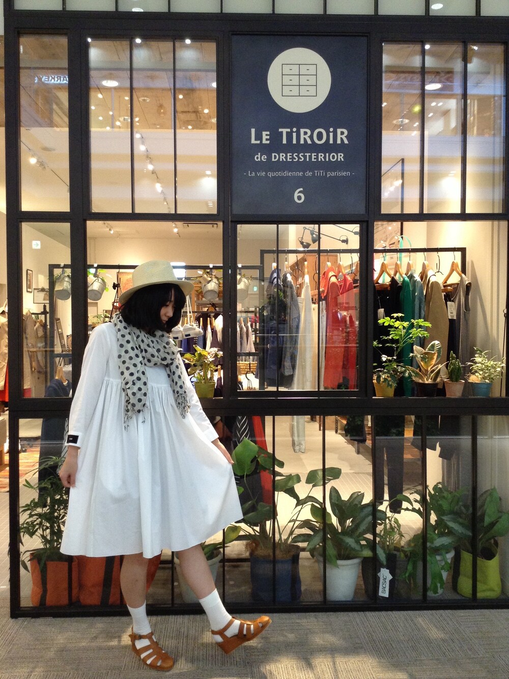 「ワンピース、ストール、ホワイト、シャツワンピース、ハット、サンダル、WIM NEELS、ウィムニールス、LE TiROiR de DRESSTERIOR、ルティロワ ドゥ ドレステリア」｜「LE TiROiR de DRESSTERIORのWIM NEELS×LE TiROiR DRESSTERIOR ワンピース（ワンピース、ホワイト系）」を使った、MIRAさん（レディース・160cm）の春コーディネートの1枚目の写真