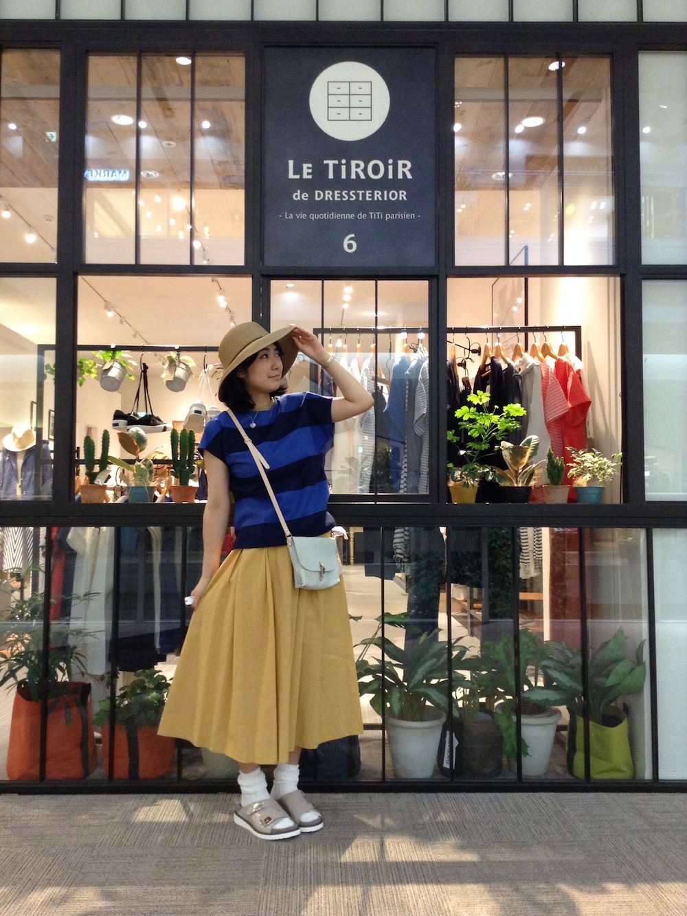 「スカート、ブルー、イエロー、ハット、サンダル、ボーダートップス、ポシェット、シロソックス、サンダル靴下、LE TiROiR de DRESSTERIOR」｜「LE TiROiR de DRESSTERIORのBronte コード付きペーパーハット（ハット、ベージュ系）」を使った、MIRAさん（レディース・160cm）の春コーディネートの1枚目の写真